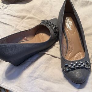 Dexflex Comfort Gray Flats with Chain Accent